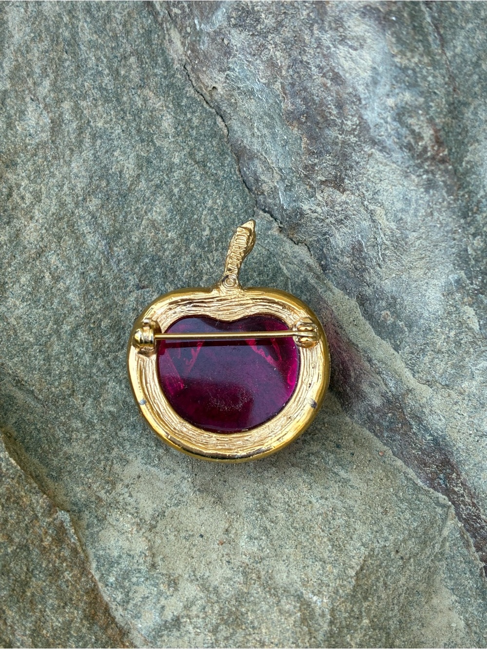 Vintage Sarah Coventry Red Lucite Apple Brooch Pin - Picture 2 of 5
